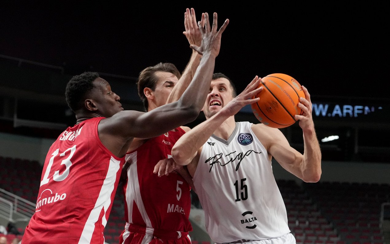 &quot;VEF Rīga&quot; basketbolists Artis Ate (pa labi) Čempionu līgas spēlē pret Manresas &quot;Baxi...