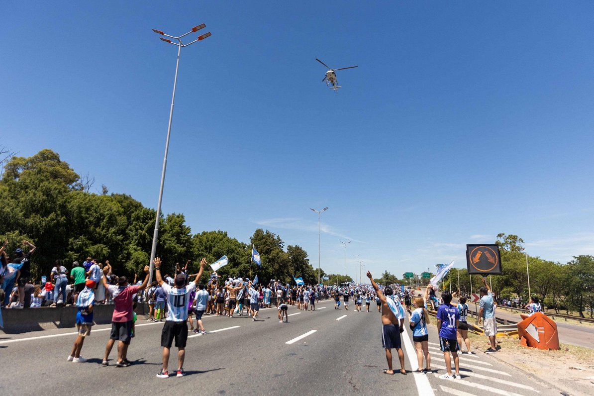 Argentīnas futbola izlases helikopters virs sveicēju galvām Buenosairesā