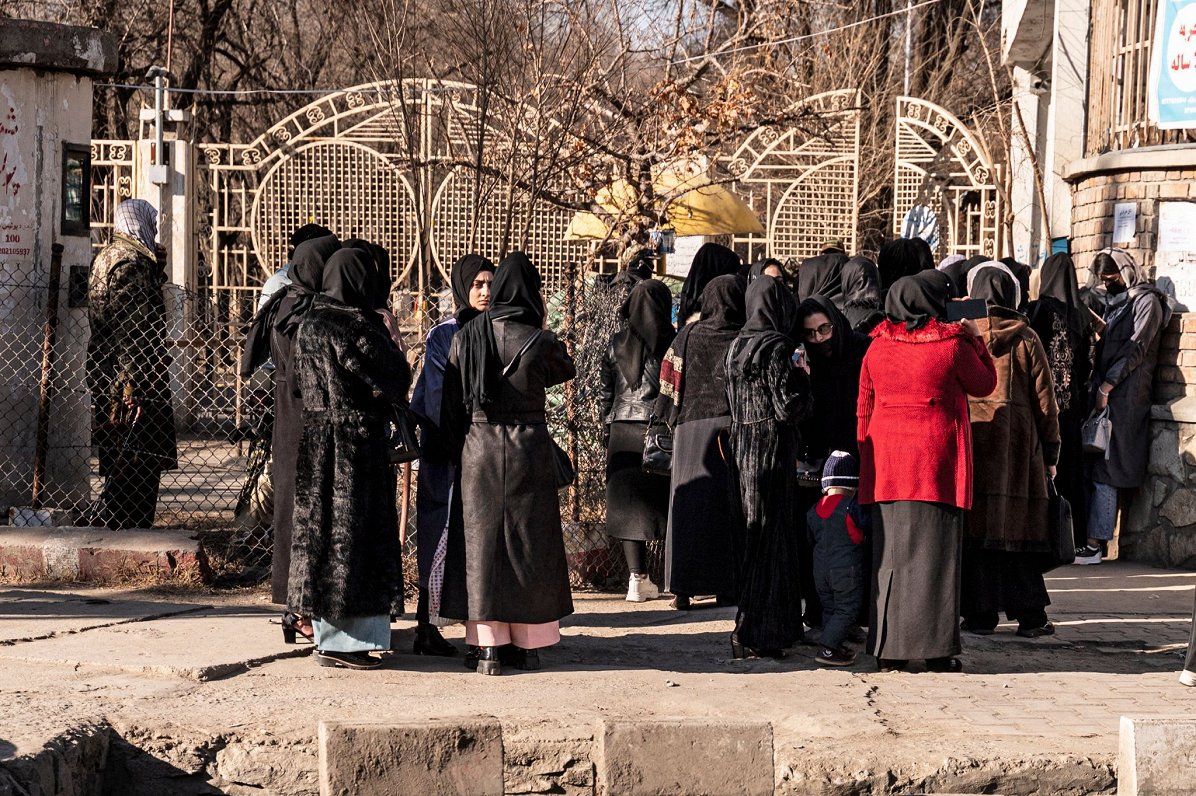 &quot;Taliban&quot; aptur afgāņu sievietes pie universitātes Kabulā (21.12.2022)