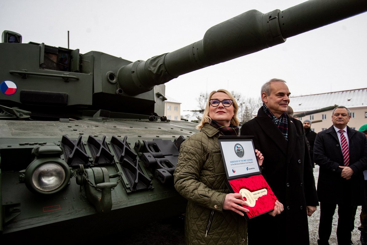 Čehija saņem pirmo Vācijas tanku «Leopard»