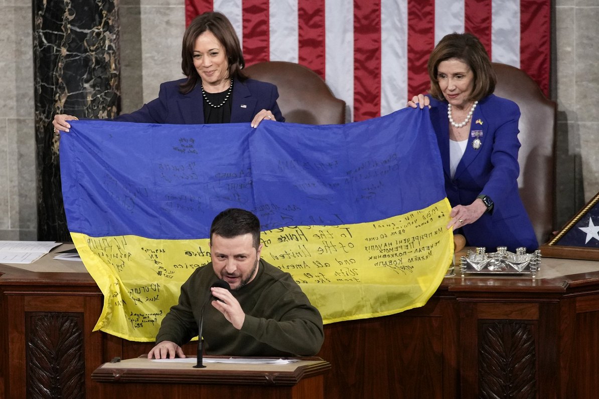 ASV viceprezidente Kamala Herisa (no kreisās) un Pārstāvju palātas spīkere Nensija Pelosi ar Ukraina...