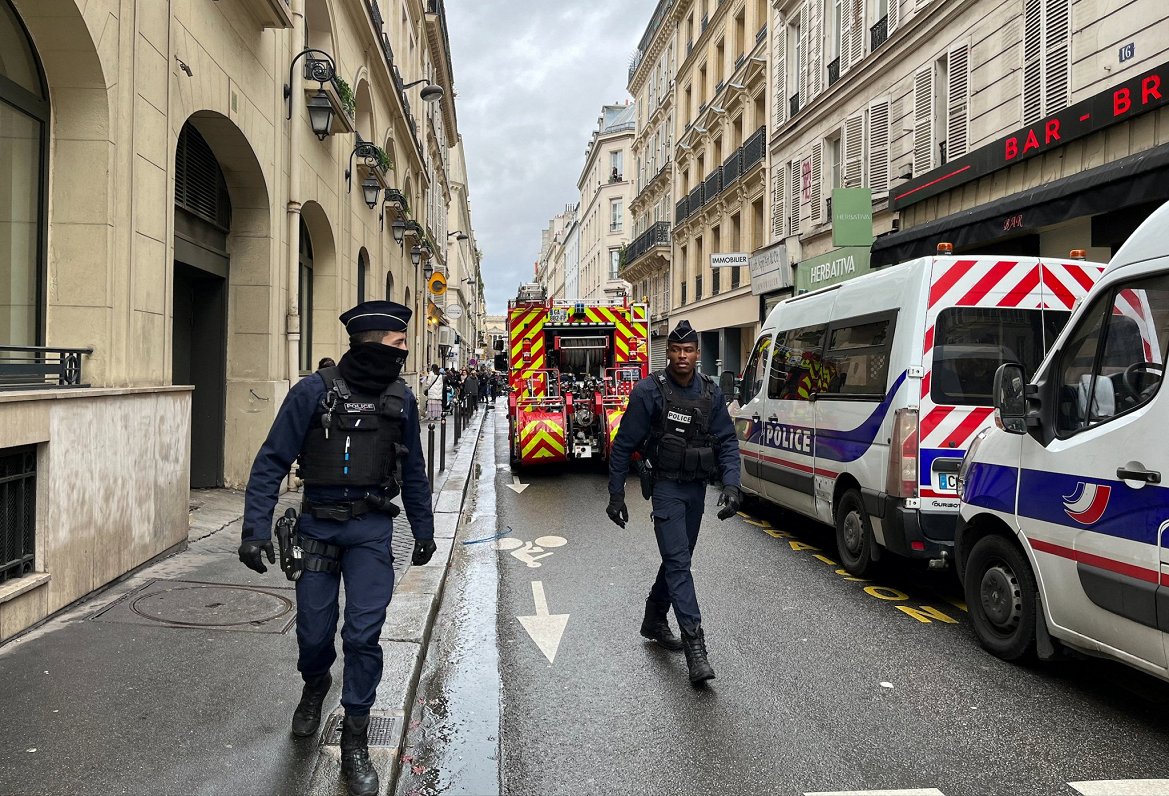 Francijas policisti netālu no apšaudes vietas Parīzes centrā