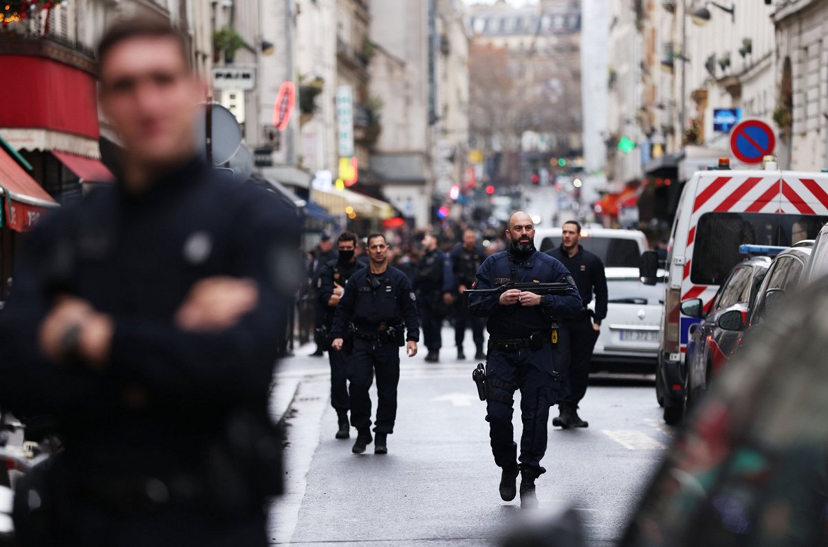 Policisti apšaudes vietā Parīzē, 2022. gada 23. decembris