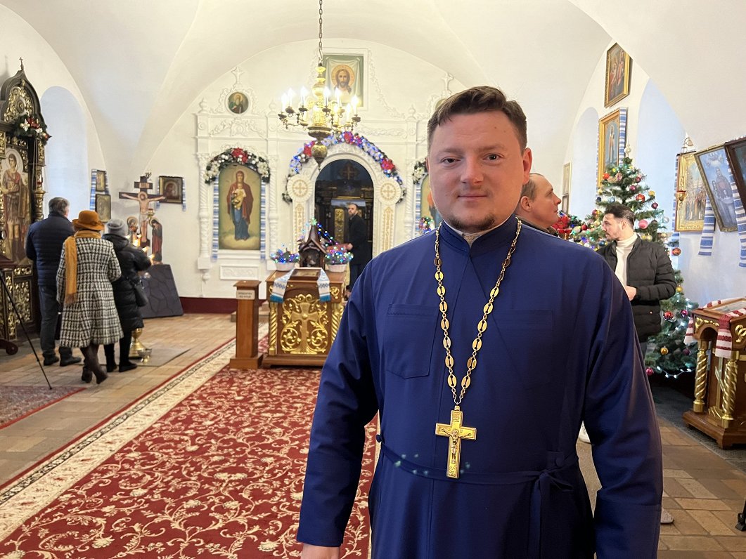 Attēlā Ukrainas Pareizticīgās baznīcas priesteris, tēvs Mihailo.