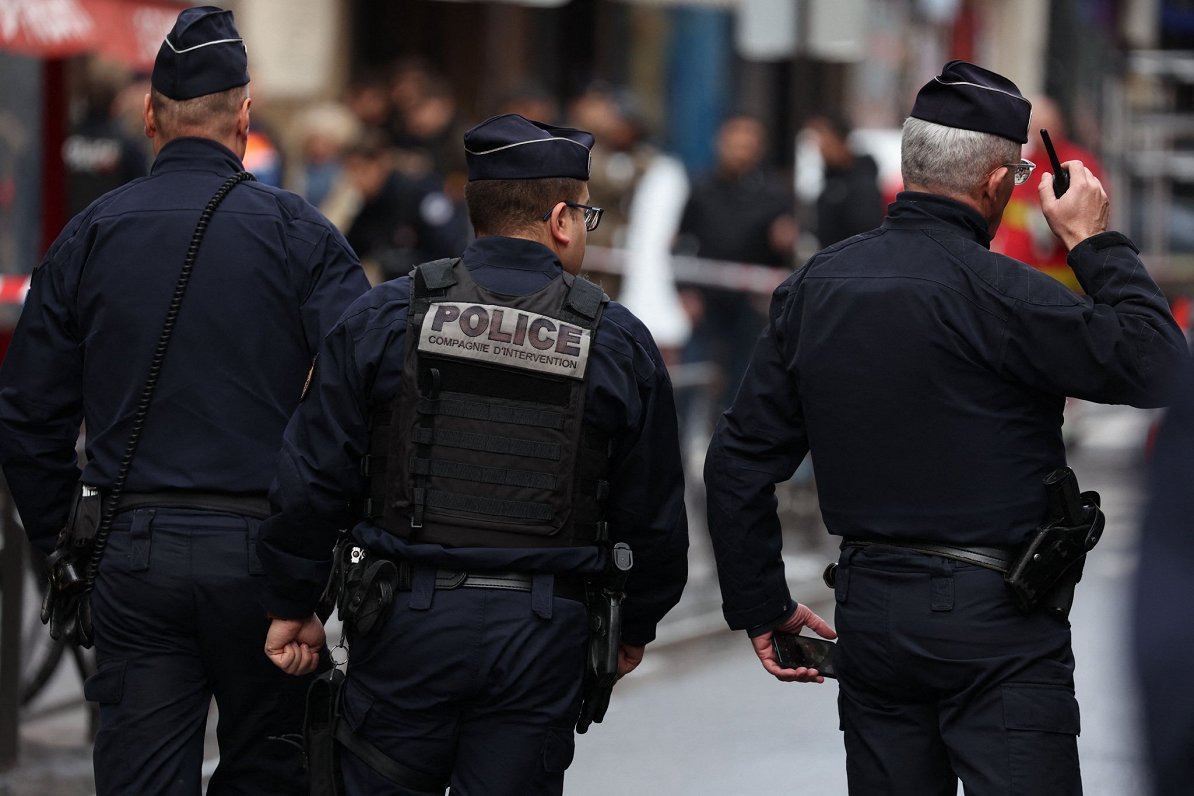 Policisti Parīzes ielās pēc apšaudes, kurā nogalināti trīs cilveki, 2022. gada 23. decembrī