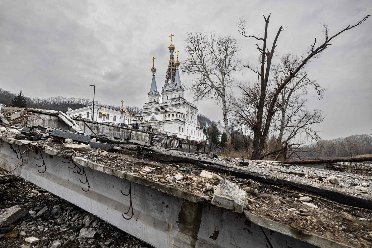 Святогорский православный монастырь в Донецкой области, пострадавший от обстрела РФ.
