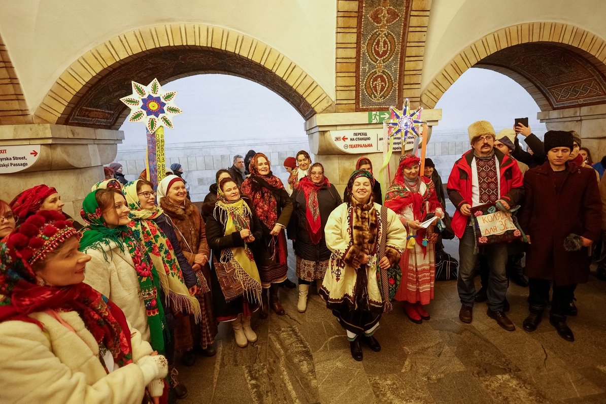Пока наверху воздушная тревога, киевляне поют рождественские хоралы в метро.