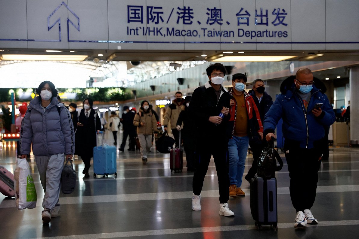 Pasažieri Pekinas lidostā (27.12.2022)