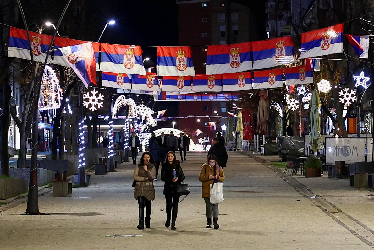 Kosovas pilsētas Mitrovicas ielas izrotātas ar Serbijas karogiem. Mitrovica ir sašķelta divās daļās...