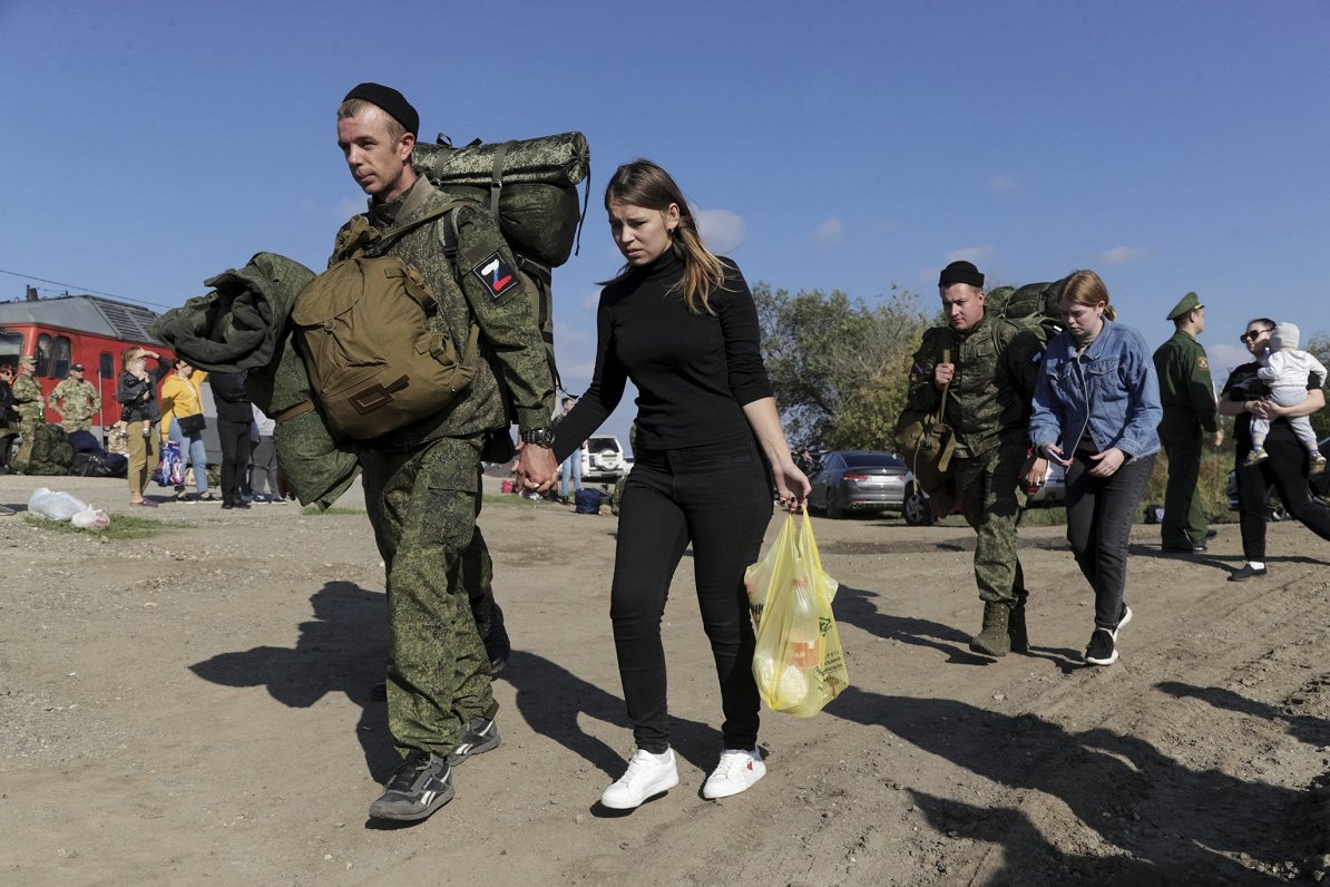 Volgogradas apgabalā ģimenes pavada uz dzelzceļa staciju vīriešus, kas iesaukti Krievijas armijā