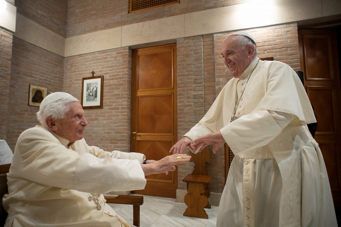 Pāvests Francisks (no labās) tikšanās laikā ar pāvestu Benediktu XVI, 2020. gada novembrī