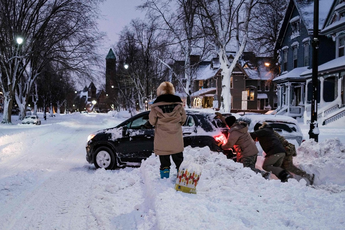 Sniegā iestigusi automašīna ASV pilsētā Bufalo