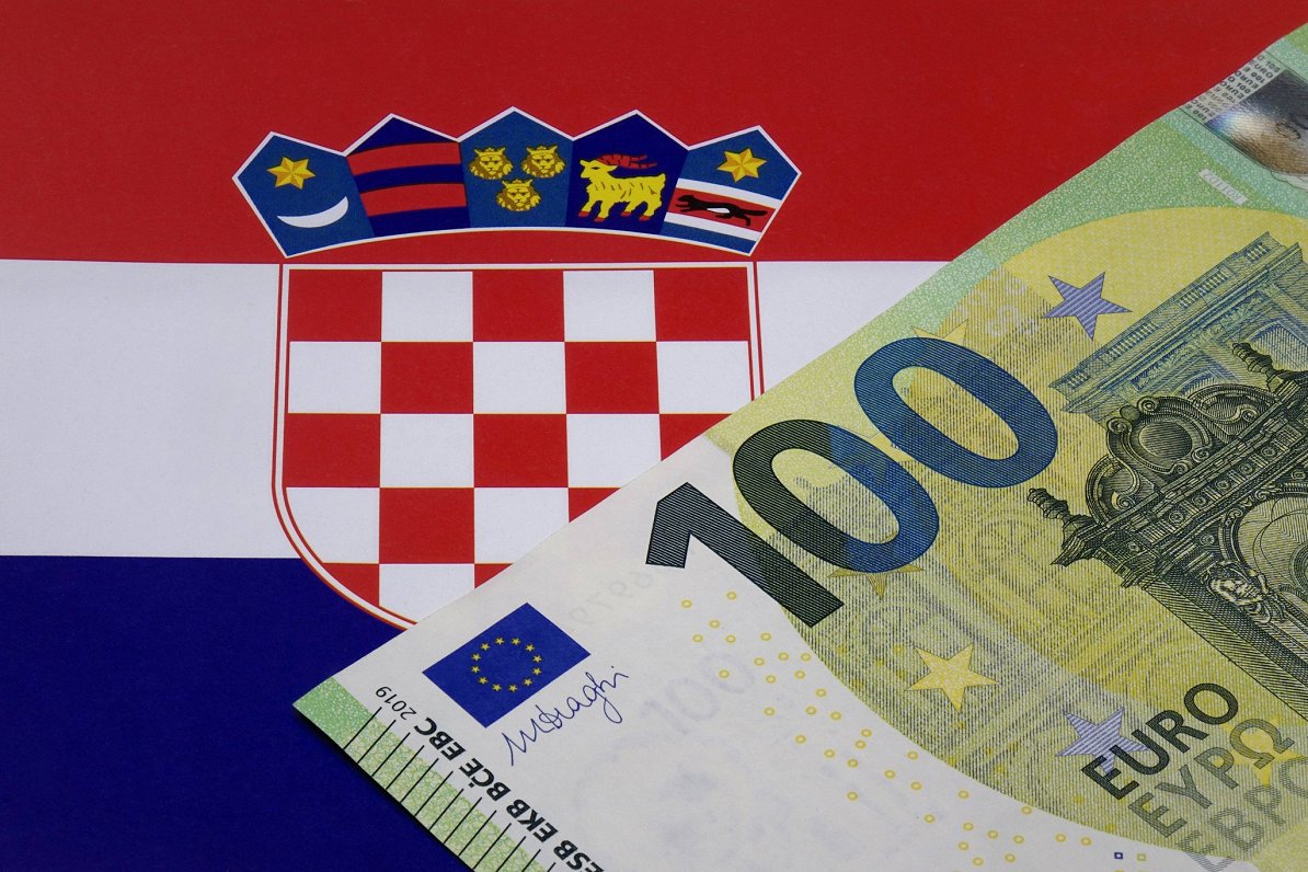 Horvātijas karogs un 100 eiro banknote