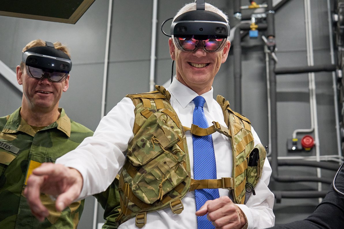 Latvian PM Krišjānis Kariņš experiences 5G military tech