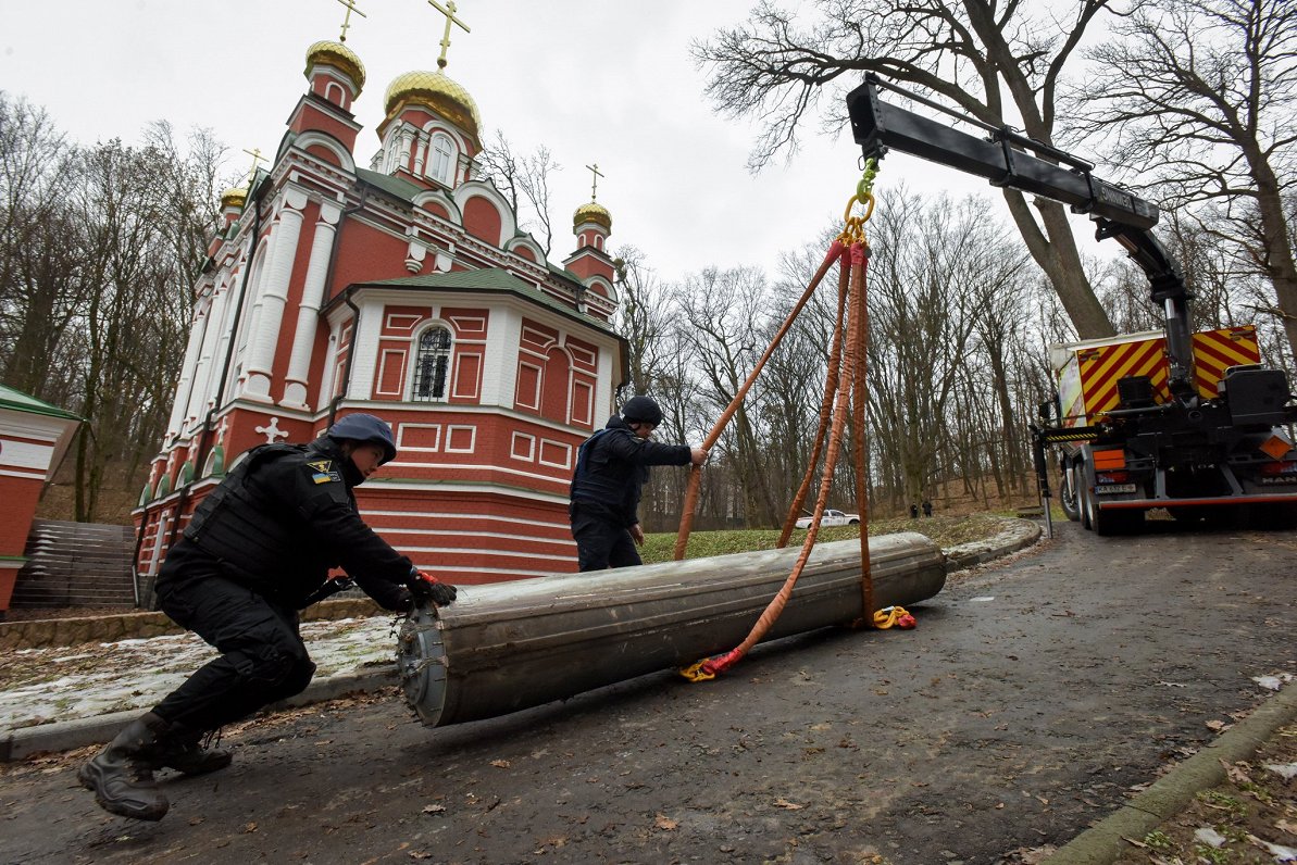 Ukrainas atmīnēšanas speciālisti Kijivas apkaimē savāc raķetes atliekas