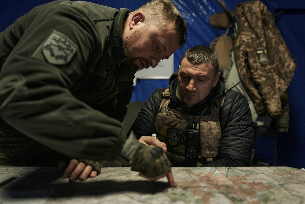 Ukrainas armijas karavīri pēta karti