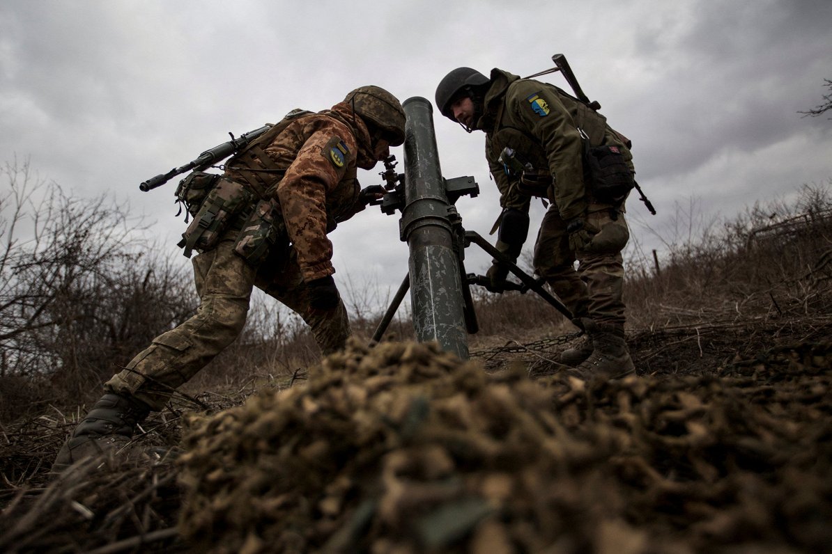 Ukrainas armijas karavīri Bahmutas pilsētas apkaimē ar mīnmetēju apšauda Krievijas spēku pozīcijas