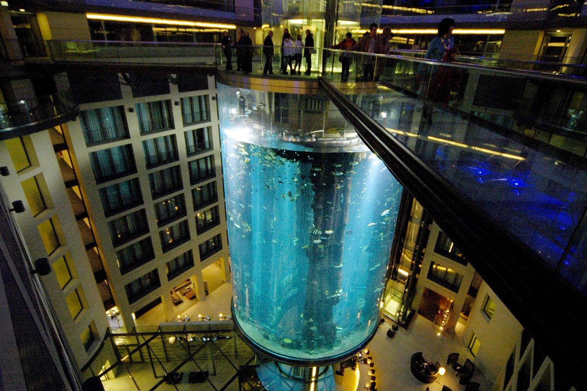 Berlīnes viesnīcā iebūvētais &quot;AquaDom&quot; akvārijs bija lielākais šāda veida akvārijs pasaulē