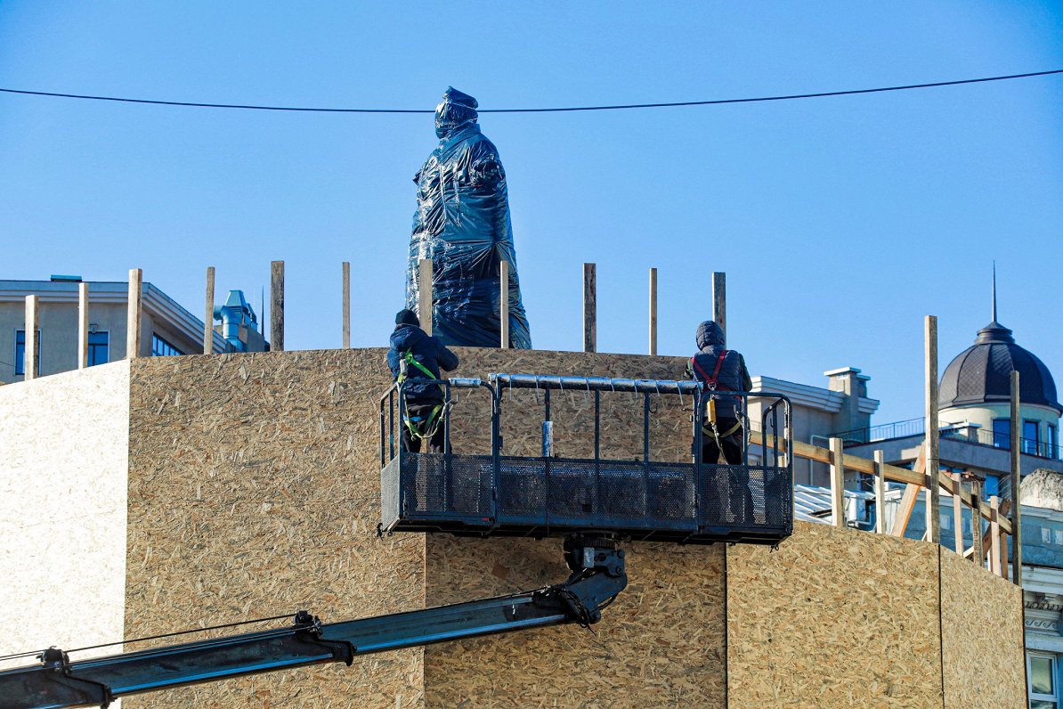 Ukrainas pilsētā Odesā piemineklis Krievijas imperatorei Katrīnai II pirms demontāžas, 28.12.2022.
