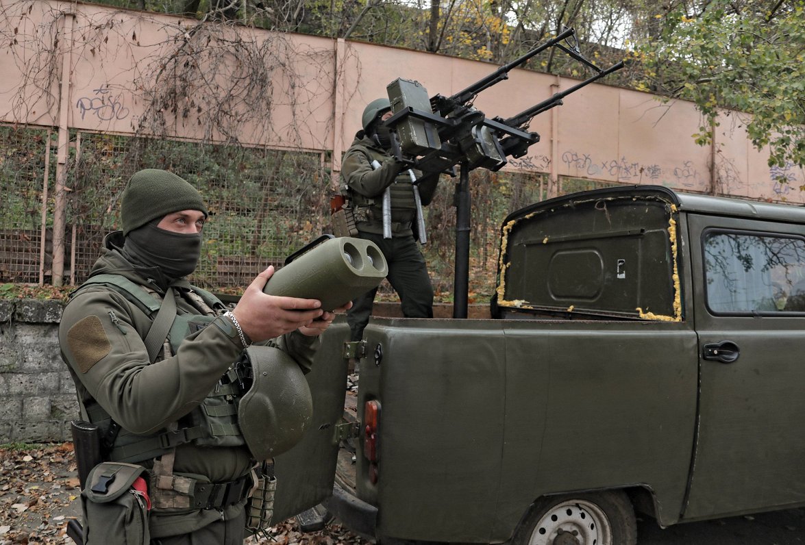 Украинские военные готовятся к сбитию дрона в Николаевской области. Иллюстративное фото