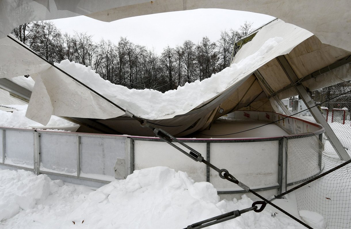 Neizturot sniega kārtas smagumu, āra slidotavai pie Daugavpils ledus halles iebrucis jumts.