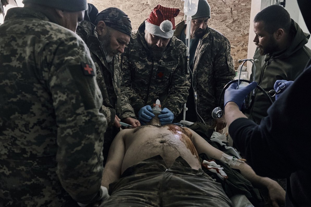 Первая помощь раненому.  Украина, Донецкая область, 19.12.2022.