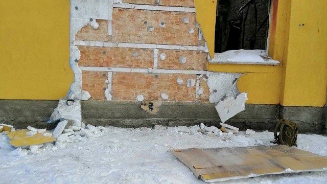 Banksija darbs Ukrainā izgriezts no nama sienas