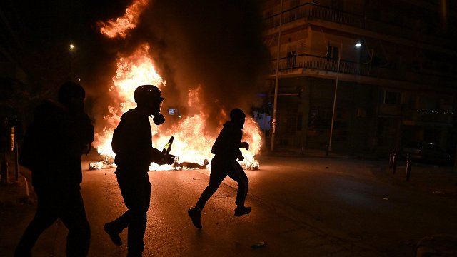 Grieķijā turpinās nemieri pēc romu pusaudža sašaušanas