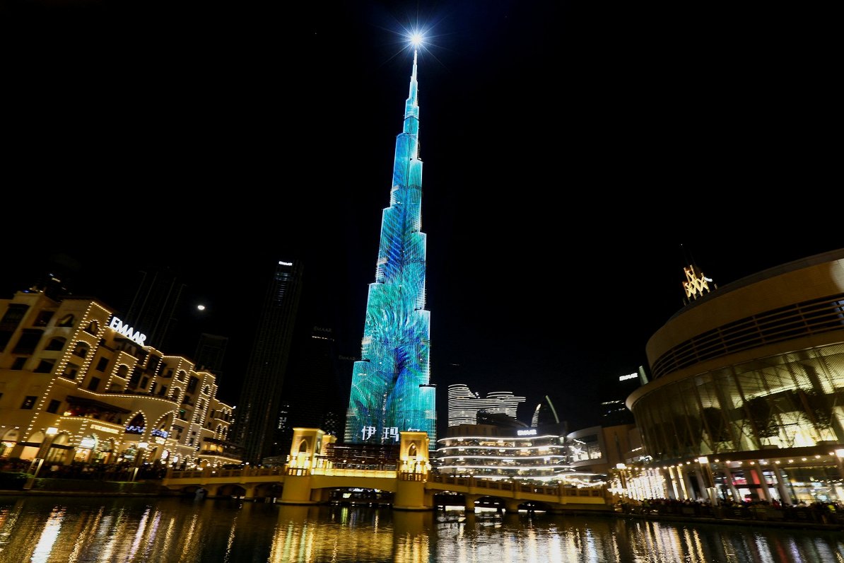 Uguņošana &quot;Burj Khalifa&quot; celtnē Dubajā