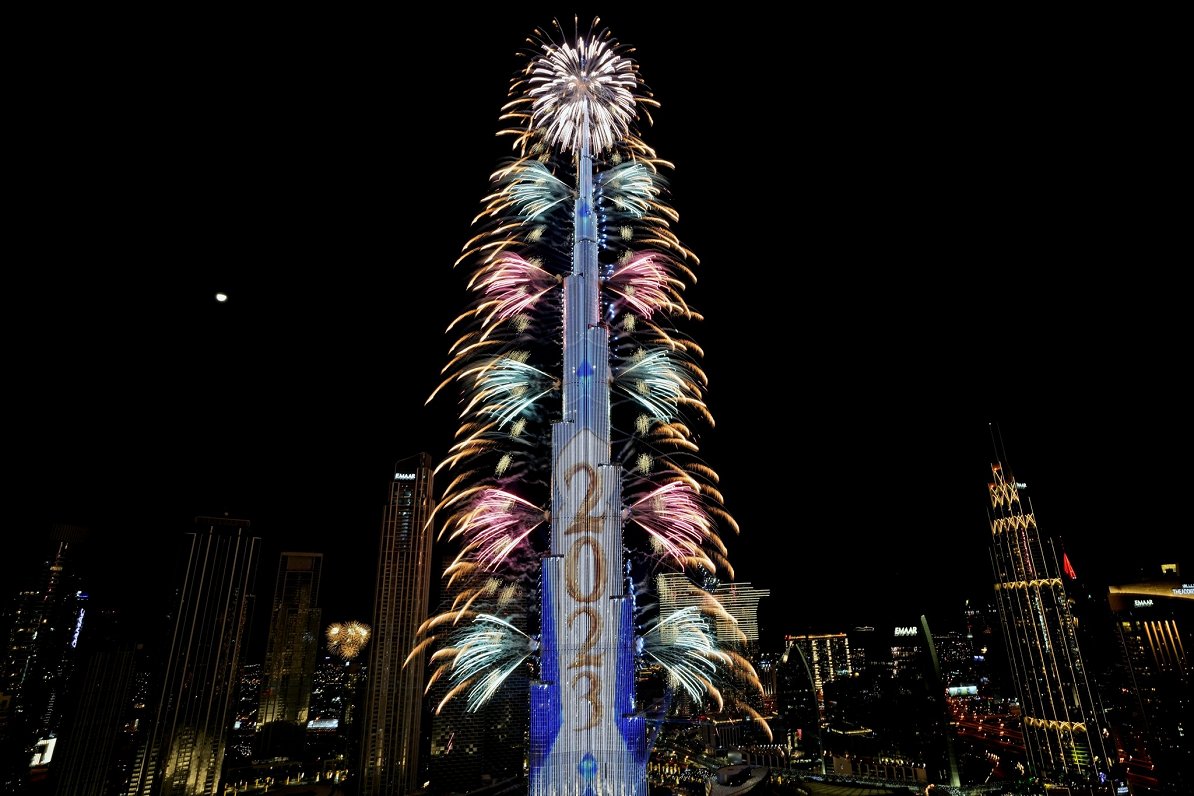 Uguņošana &quot;Burj Khalifa&quot; celtnē Dubajā