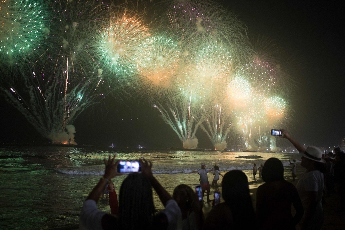 Riodežaneiro Kopakabanas pludmalē sagaida Jauno gadu