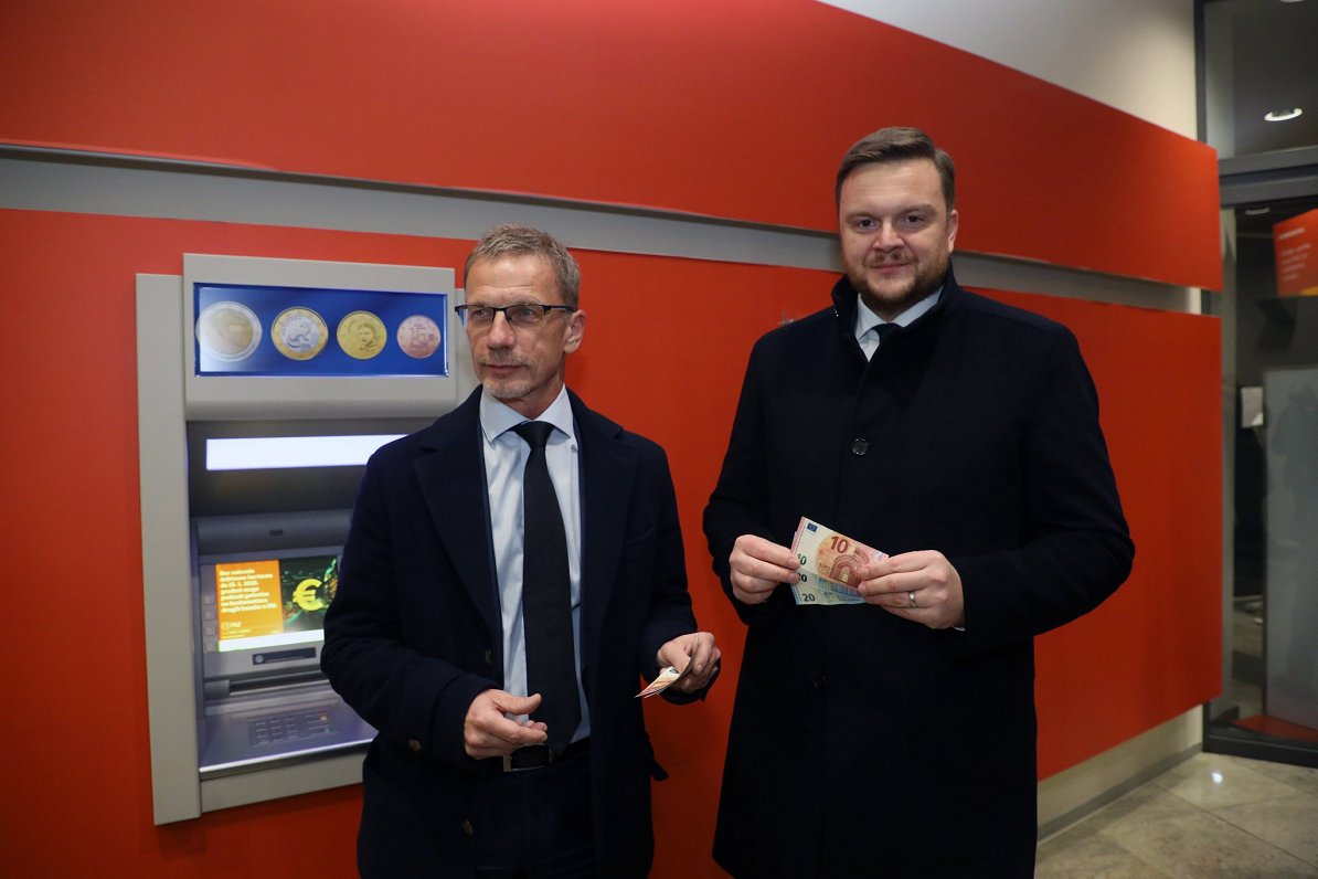 No kreisās: Horvātijas nacionālās bankas vadītājs Boriss Vujčičs un finanšu ministrs Marko Primoracs