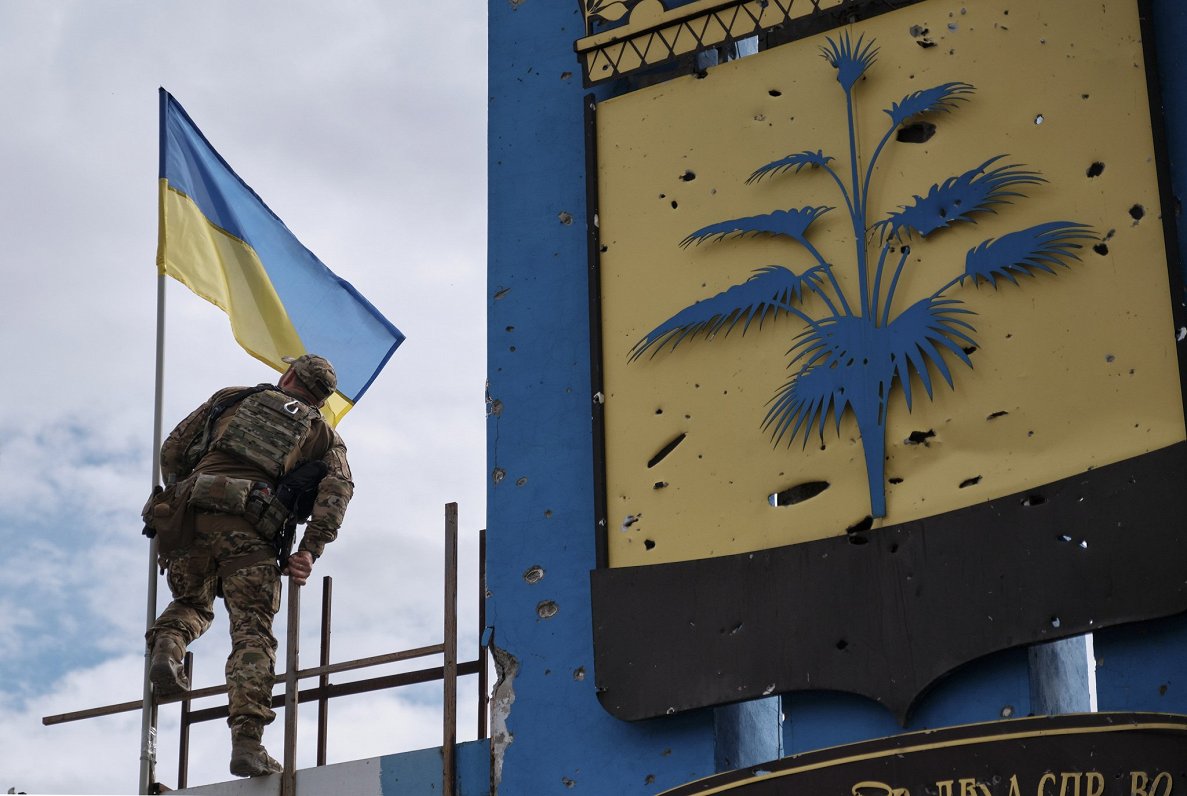 Ukrainas armijas karavīrs paceļ Ukrainas karogu pie Harkivas un Doneckas apgabalu robežas, 2022. gad...
