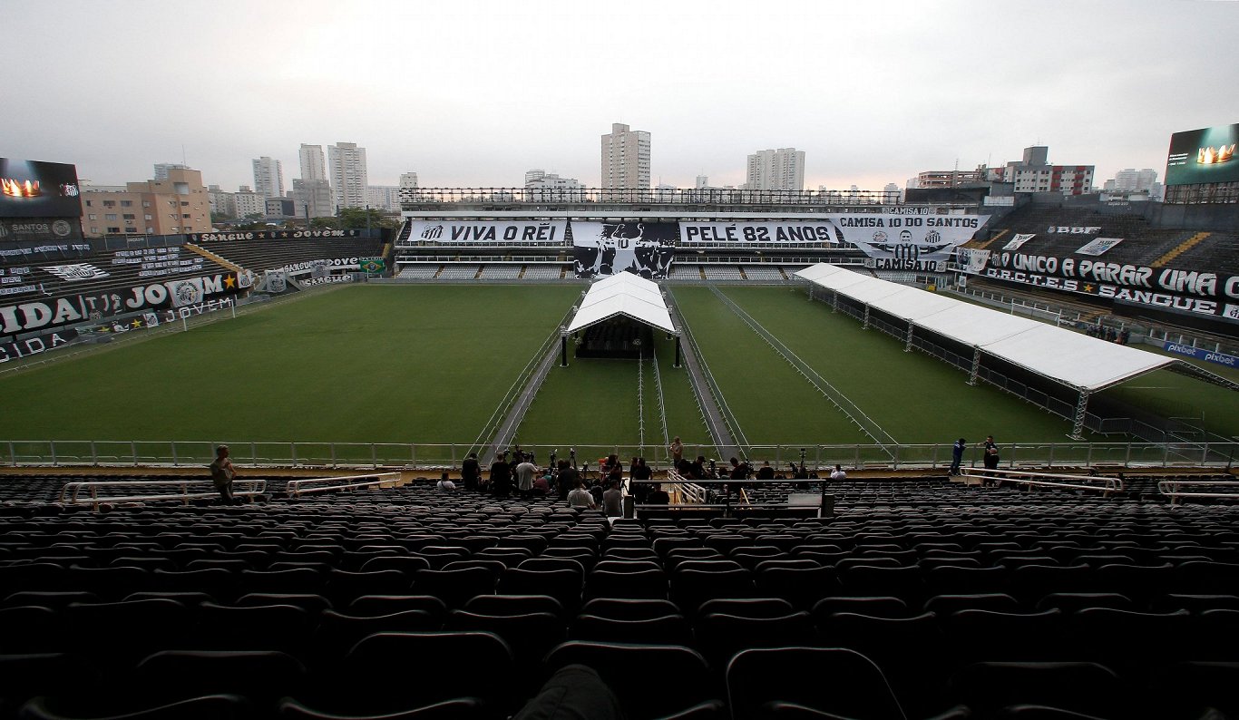 Nelaiķa Pelē ķermeni novieto stadionā Santusas pilsētā publiskām atvadām no futbola karaļa