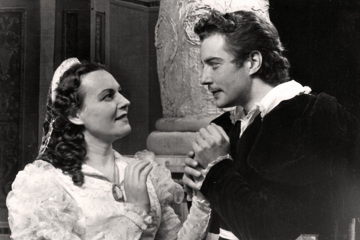 Milda Klētniece un Harijs Liepiņš Dailes teātra izrādē &quot;Romeo un Džuljeta&quot; (1953)