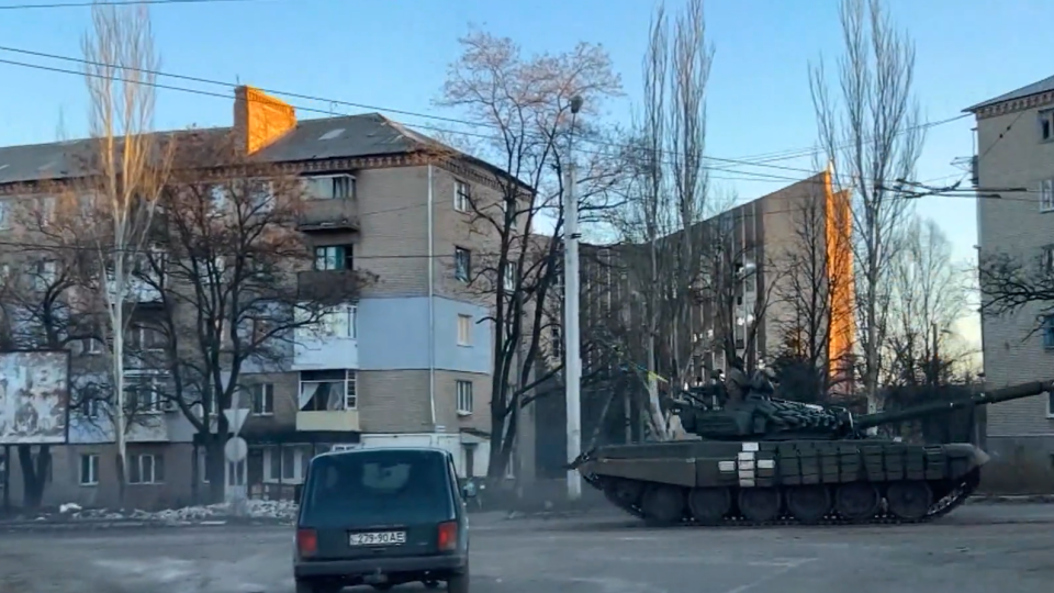 Обычное дело - танк проехал по улице города.