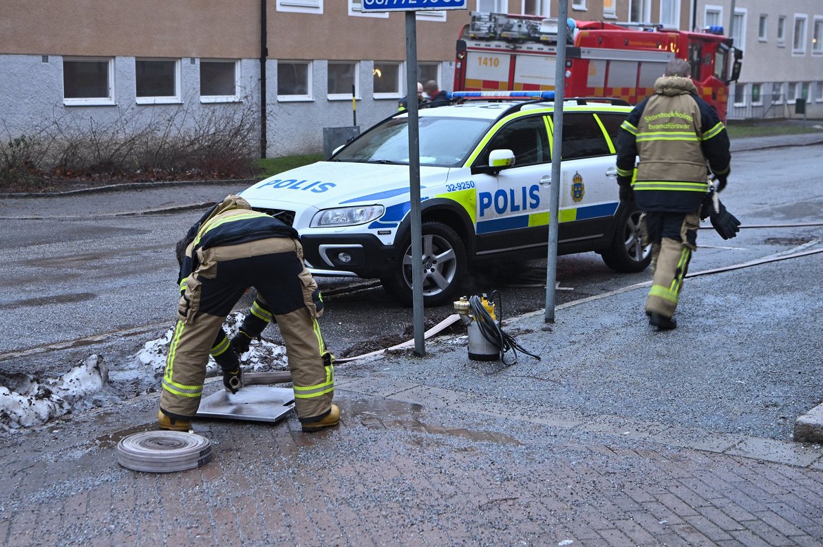 Glābšanas dienesti un policija pie sprādziena vietas Stokholmā