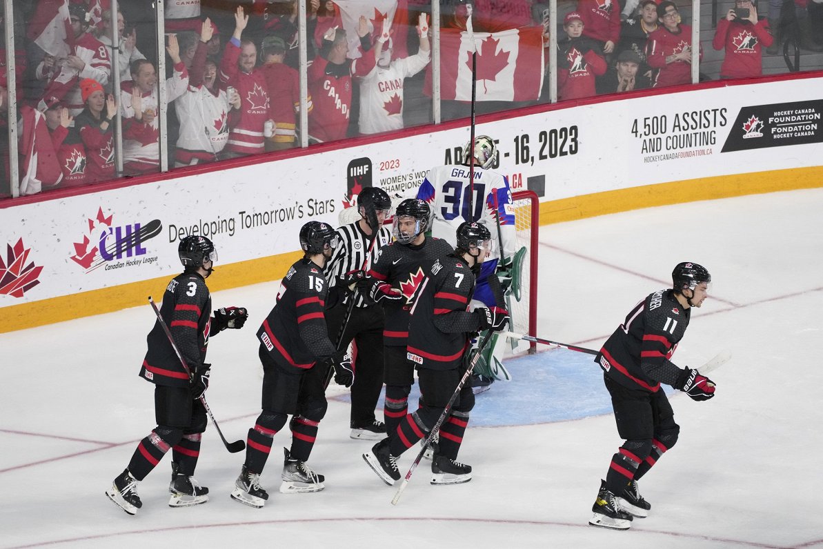 Kanādas hokejisti U-20 pasaules čempionātā spēlē pret Slovākiju