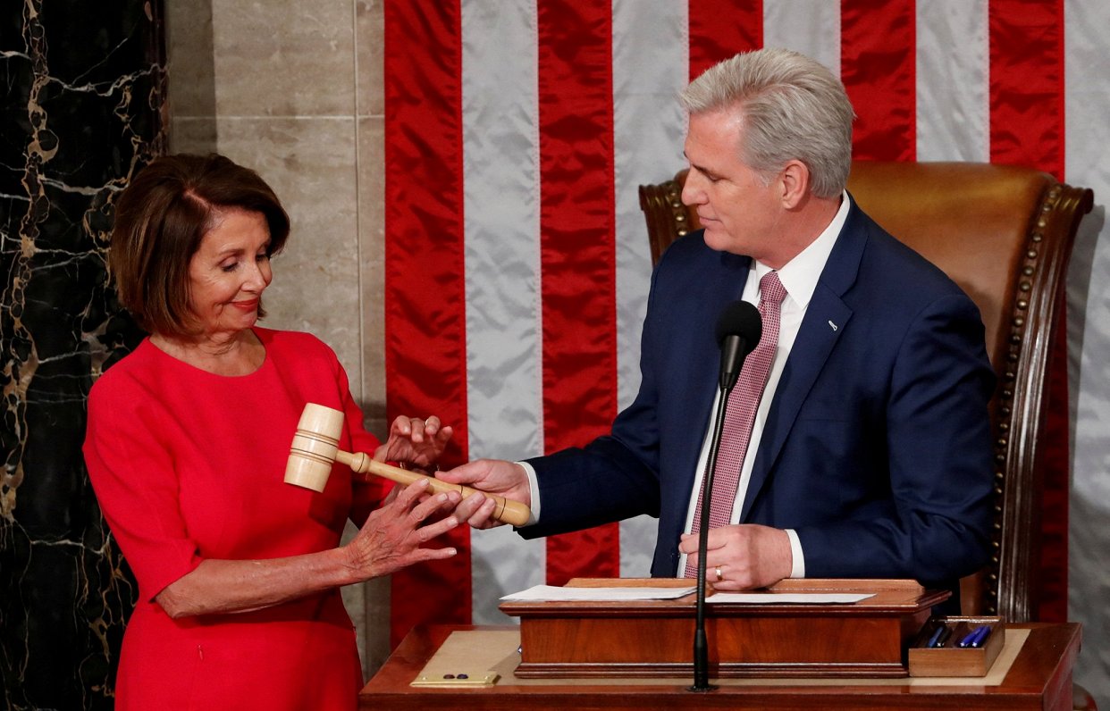 2019. gadā demokrātu līdere Nensija Pelosi saņem Pārstāvju palātas spīkera āmuriņu no republikāņu lī...