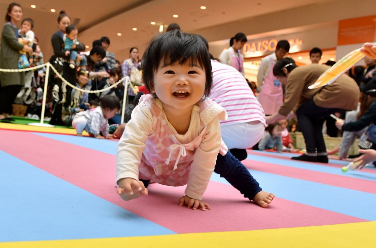 Japāņu mazulis piedalās rāpošanas sacensībās
