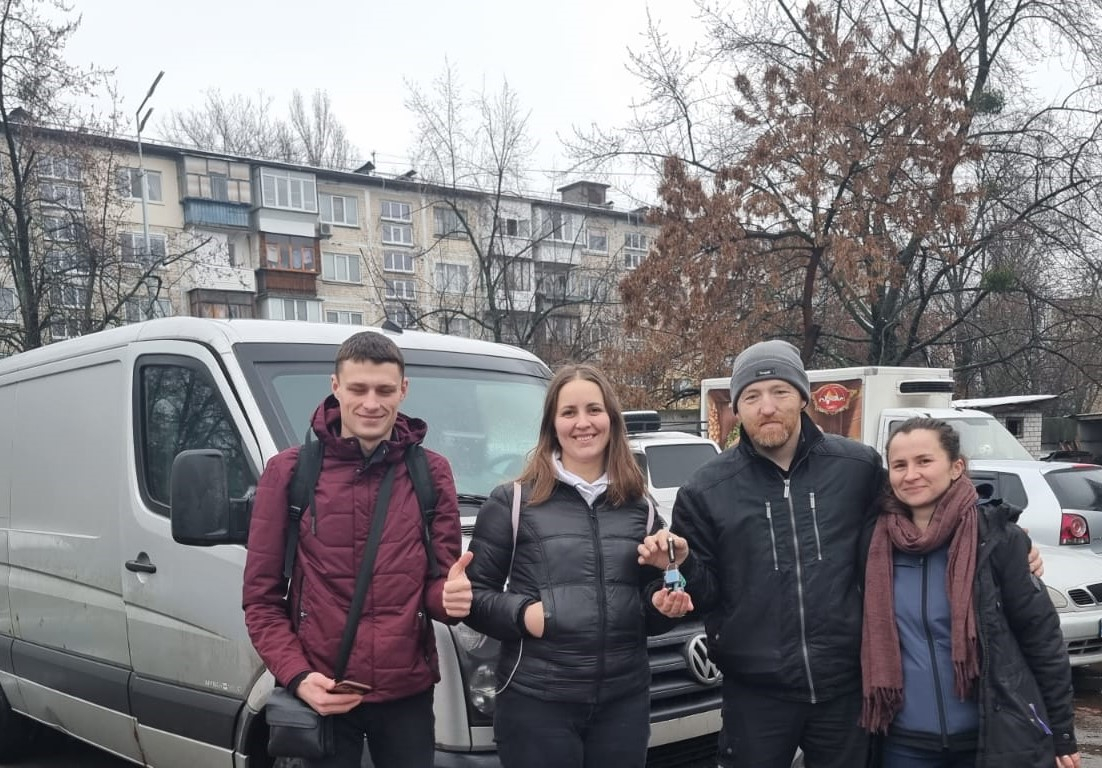 Agnis Bisters (otrais no labās) nodod busiņu ukraiņu brīvprātīgajiem