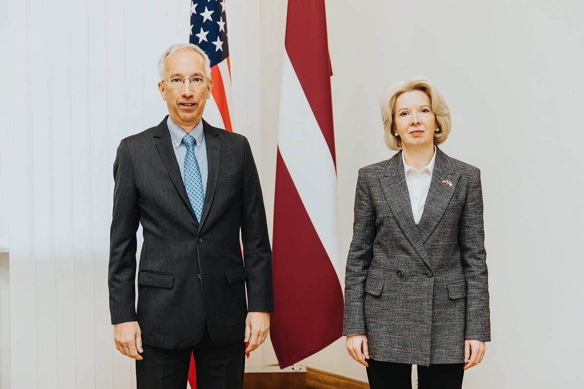 ASV vēstnieks Latvijā Džons Kārvails un aizsardzības ministre Ināra Mūrniece