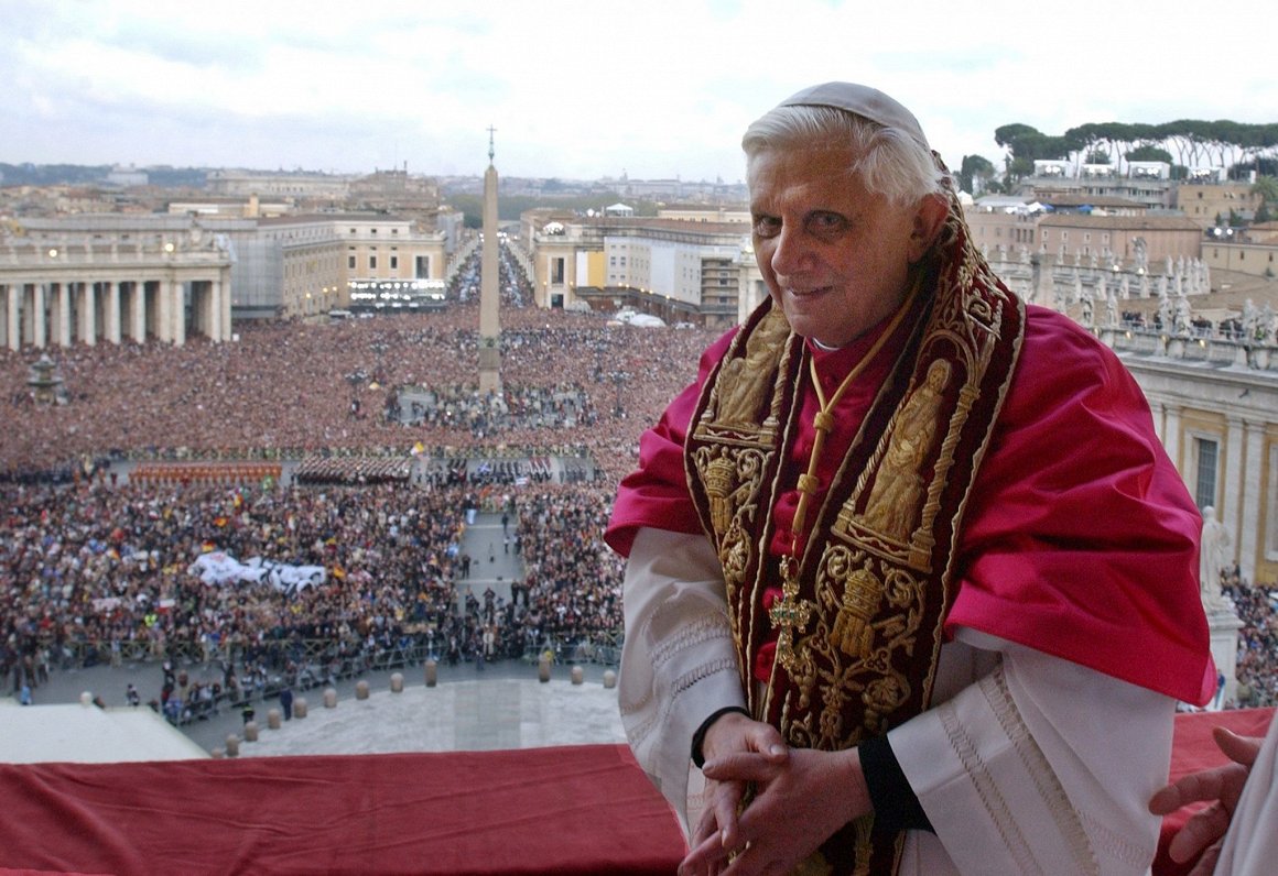 Benedikts XVI neilgi pēc ievēlēšanas par pāvestu 2005. gada aprīlī