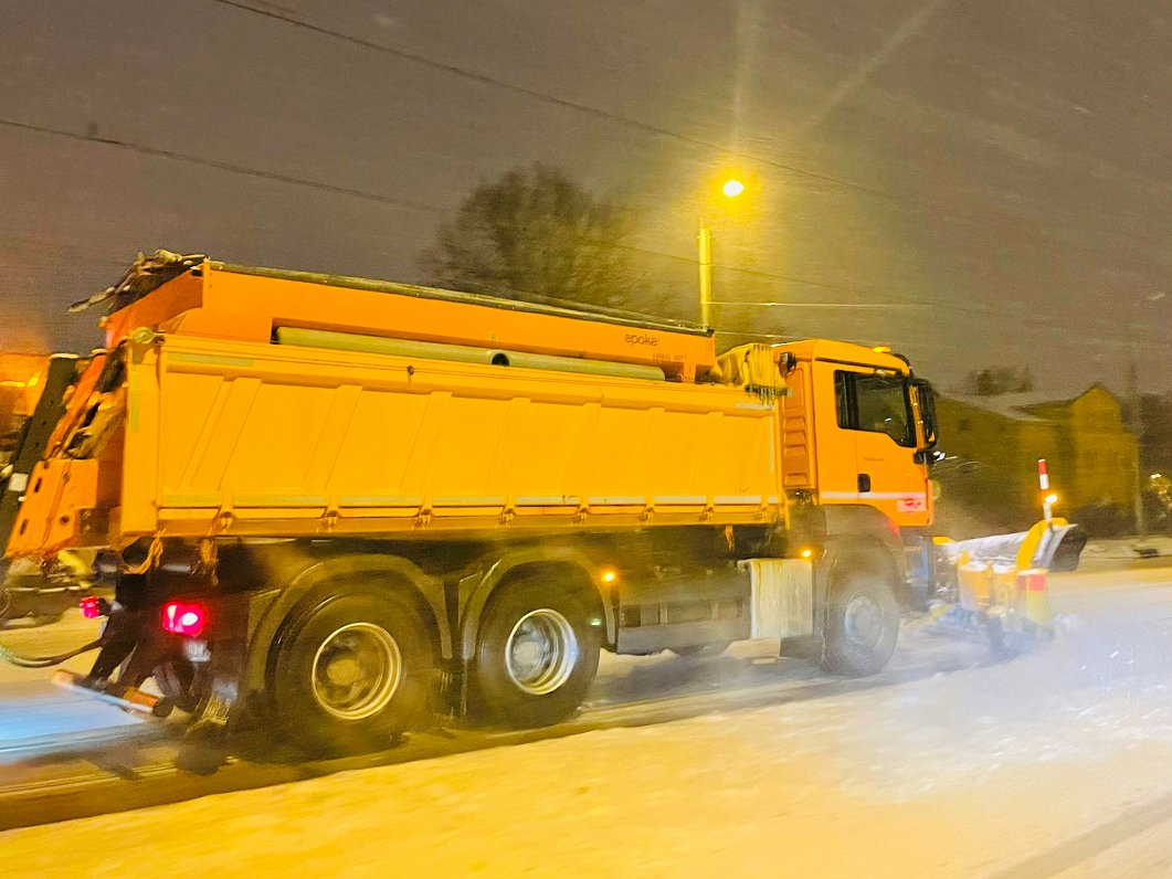 Sniegs un apledojums vietām valstī apgrūtina braukšanu, īpaši – Bauskas šosejas posmā Dimzukalns-Grenctāle