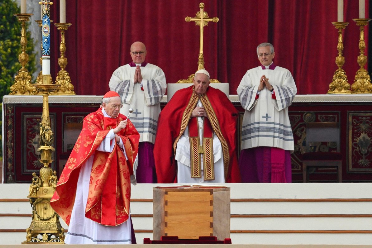 Bijušā pāvesta Benedikta XVI bēru ceremonija Vatikānā