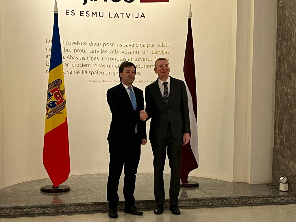 Moldovas ārlietu ministrs Niku Popesku ar savu Latvijas kolēģi Edgaru Rinkēviču