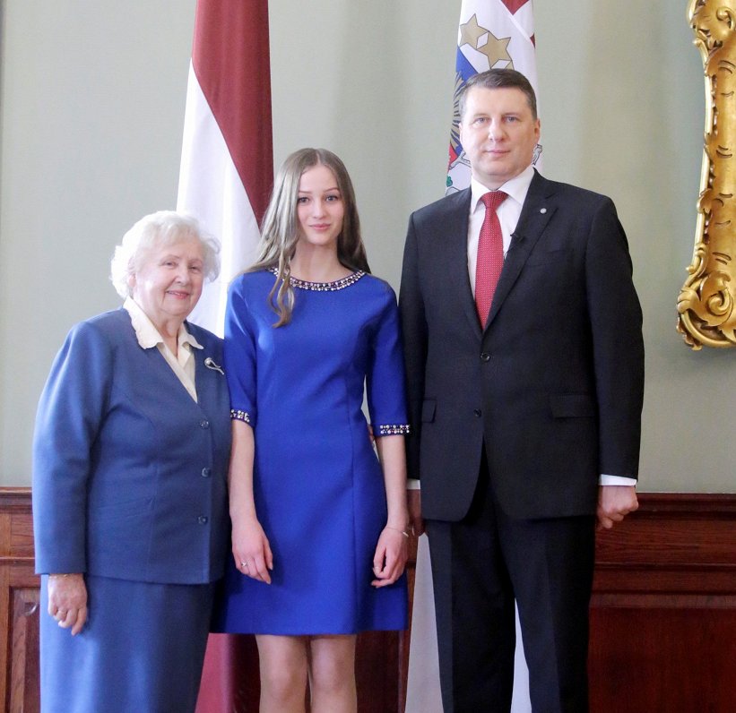 Elīna ar toreizējo prezidentu Raimondu Vējoni