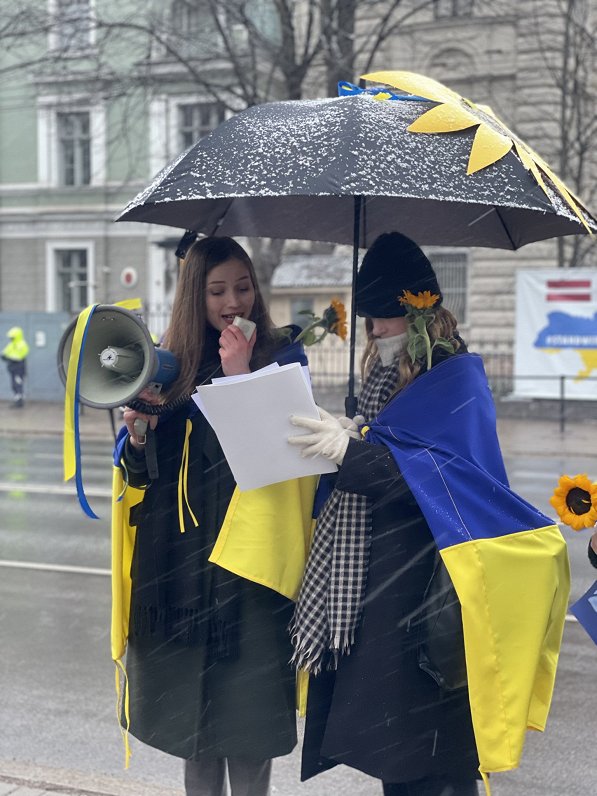 Foto no protesta akcijas Ukrainas sieviešu un bērnu atbalstam, ko Elīna šogad rīkoja: