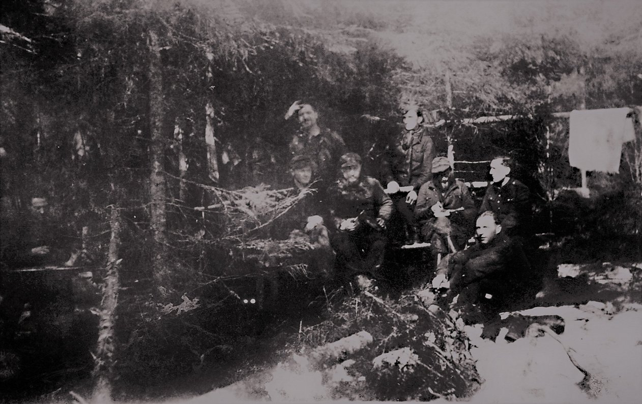 Лесной лагерь национальныx партизан в Кабиле. Зима 1945/1946 гг. Справа в 1-м ряду: Эвалдс Пакулис,...
