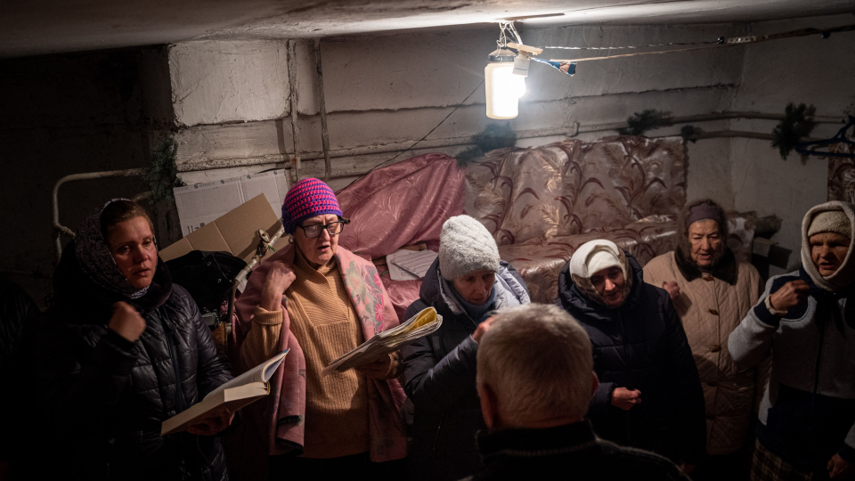 Украинцы в Часовом Яру проводят рождественское богослужение в убежище. 7.01.2023